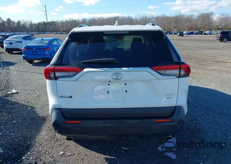 2019 Toyota Rav4 Xle z USA, uszkodzony, nr VIN JTMP1RFV6KD041070